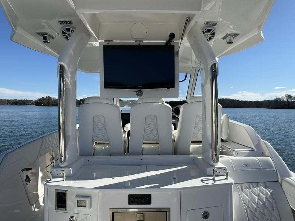 Used 2020 Regal 330SAV