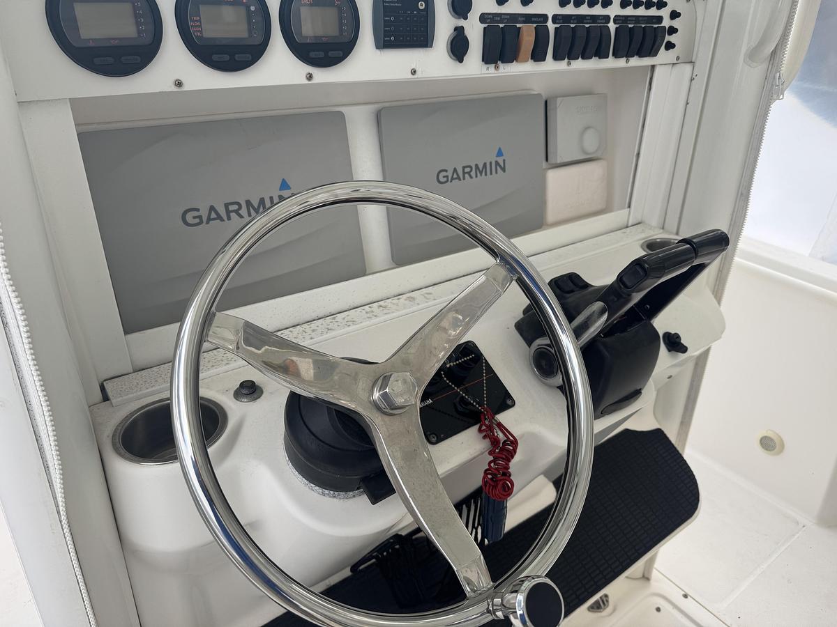 Used 2006 Everglades 290 Pilot