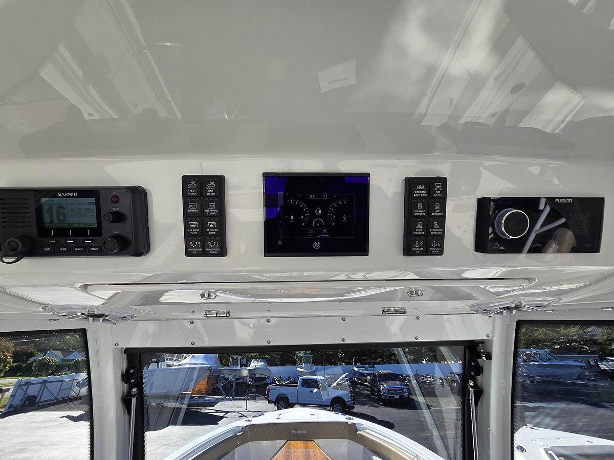 Used 2024 Everglades 315CC