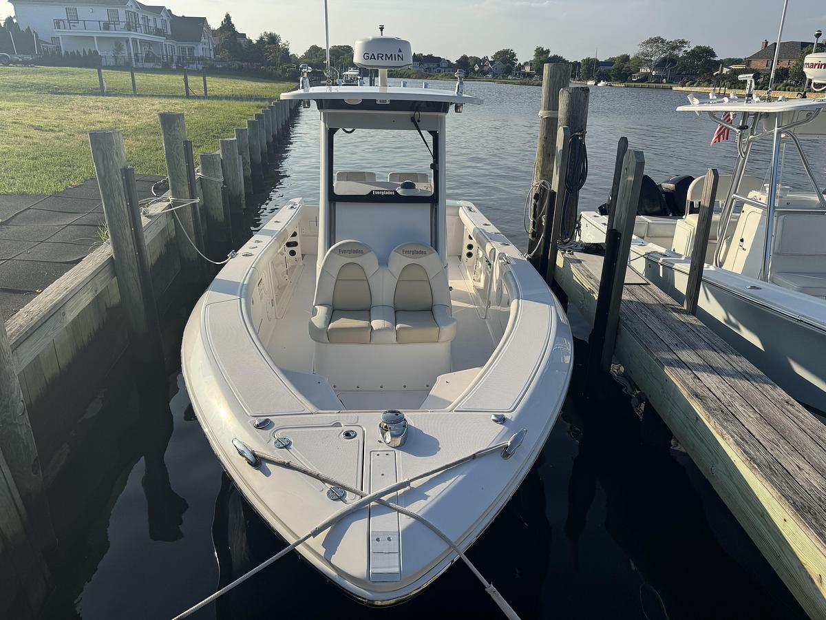 Used 2016 Everglades 255cc