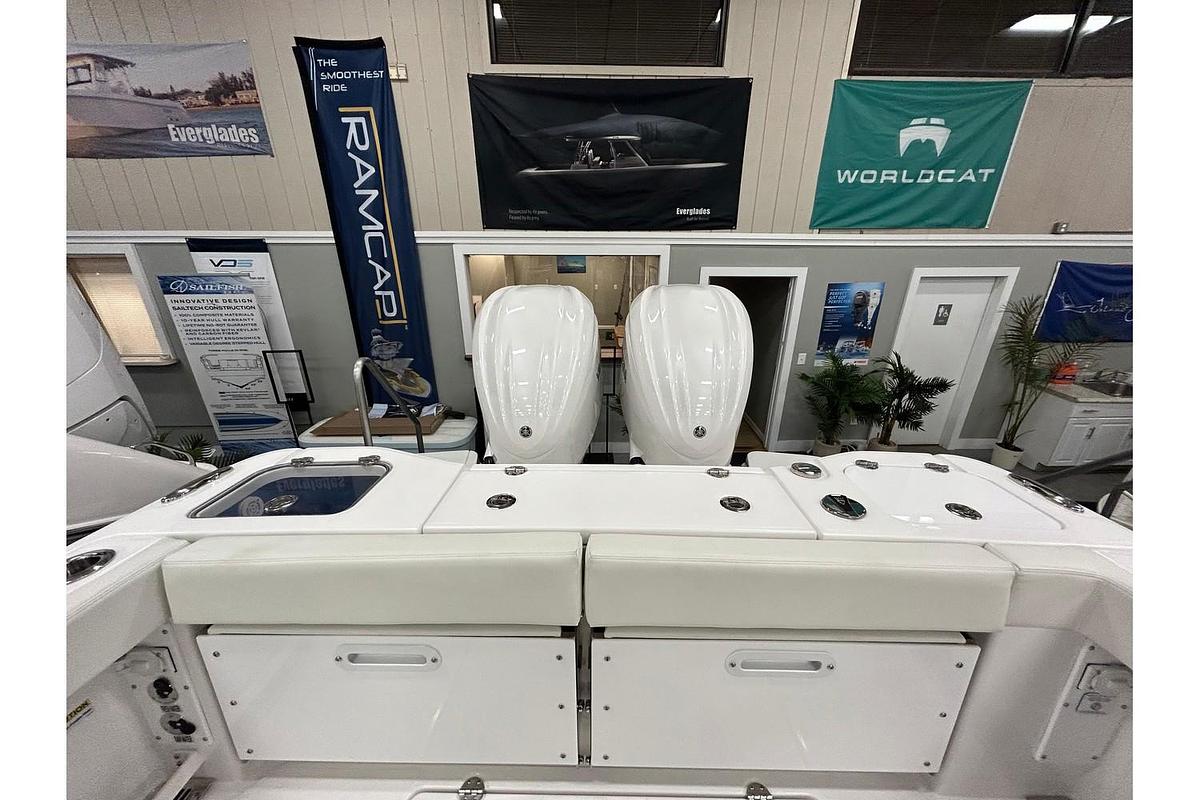 2024 Everglades 285 Center Console