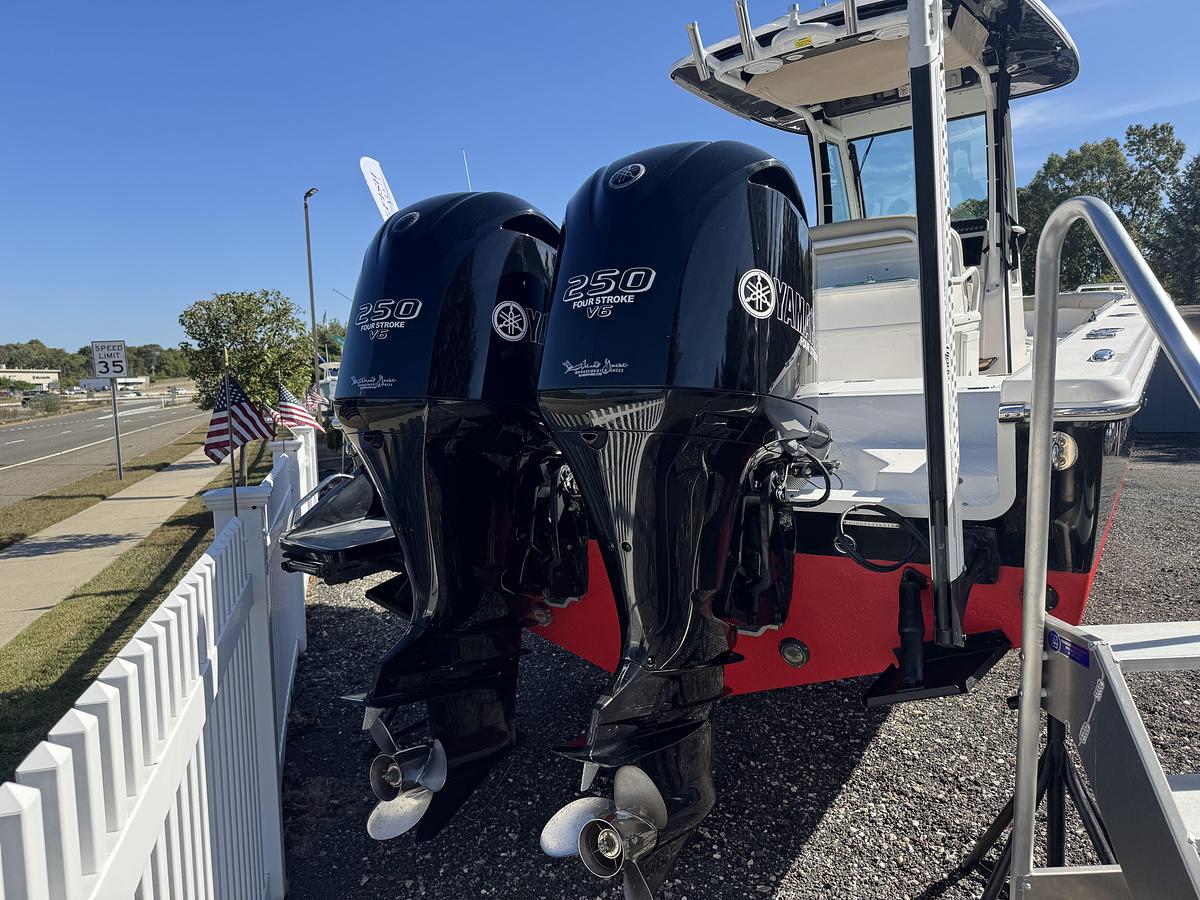 Used 2019 Everglades 273 Center Console