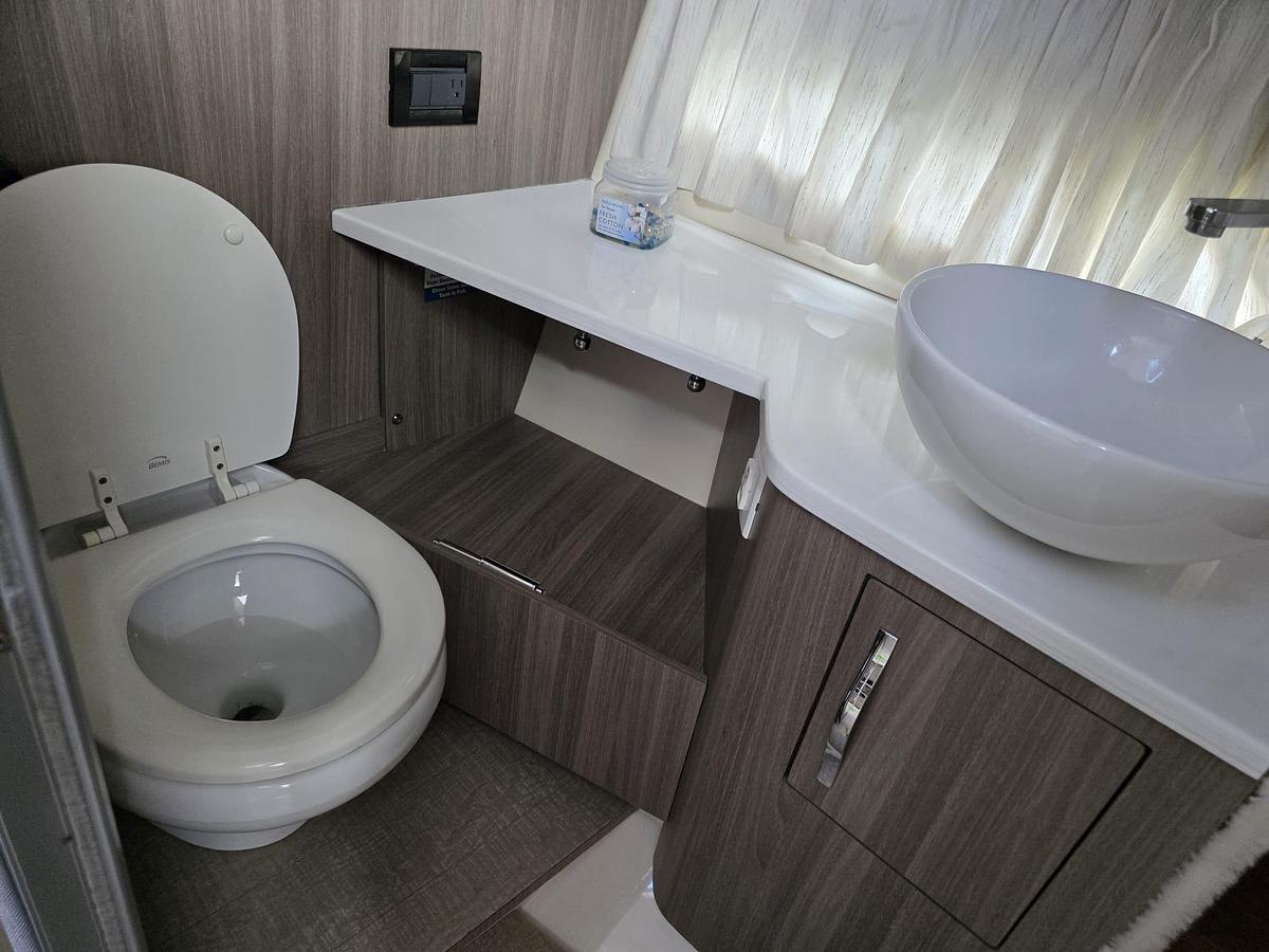 Used 2020 Regal 330SAV