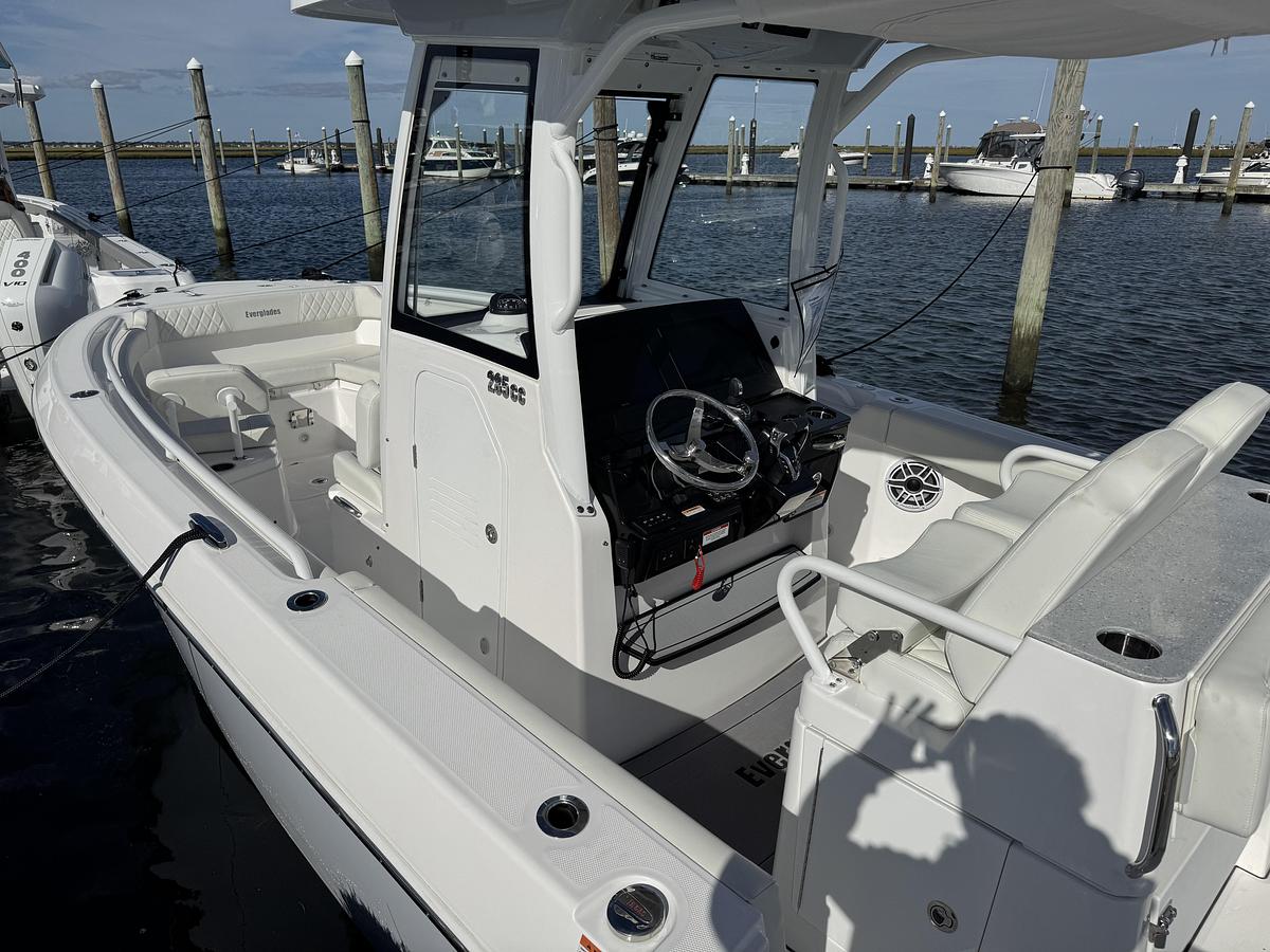 2024 Everglades 285 Center Console