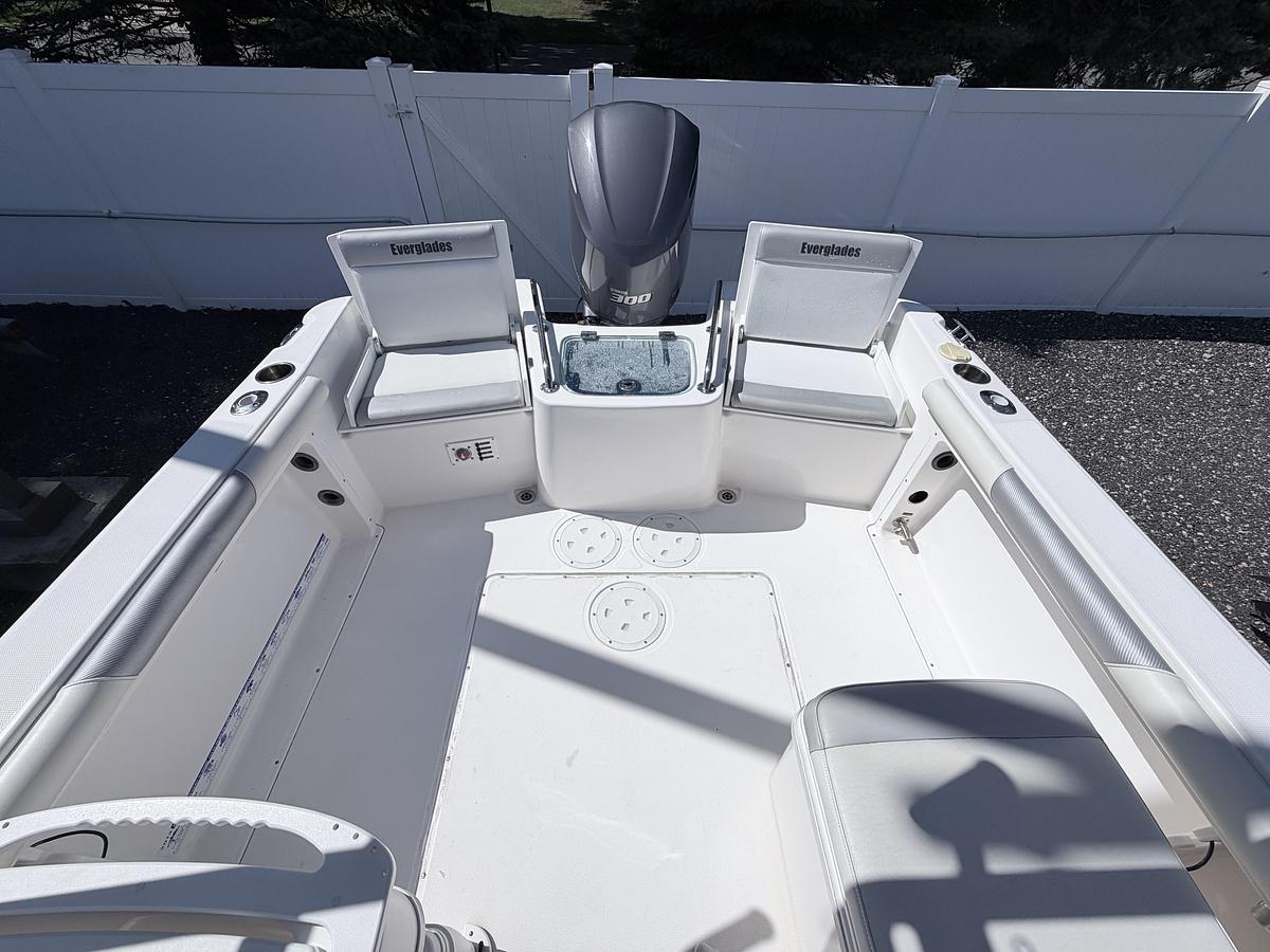Used 2014 Everglades 230DC