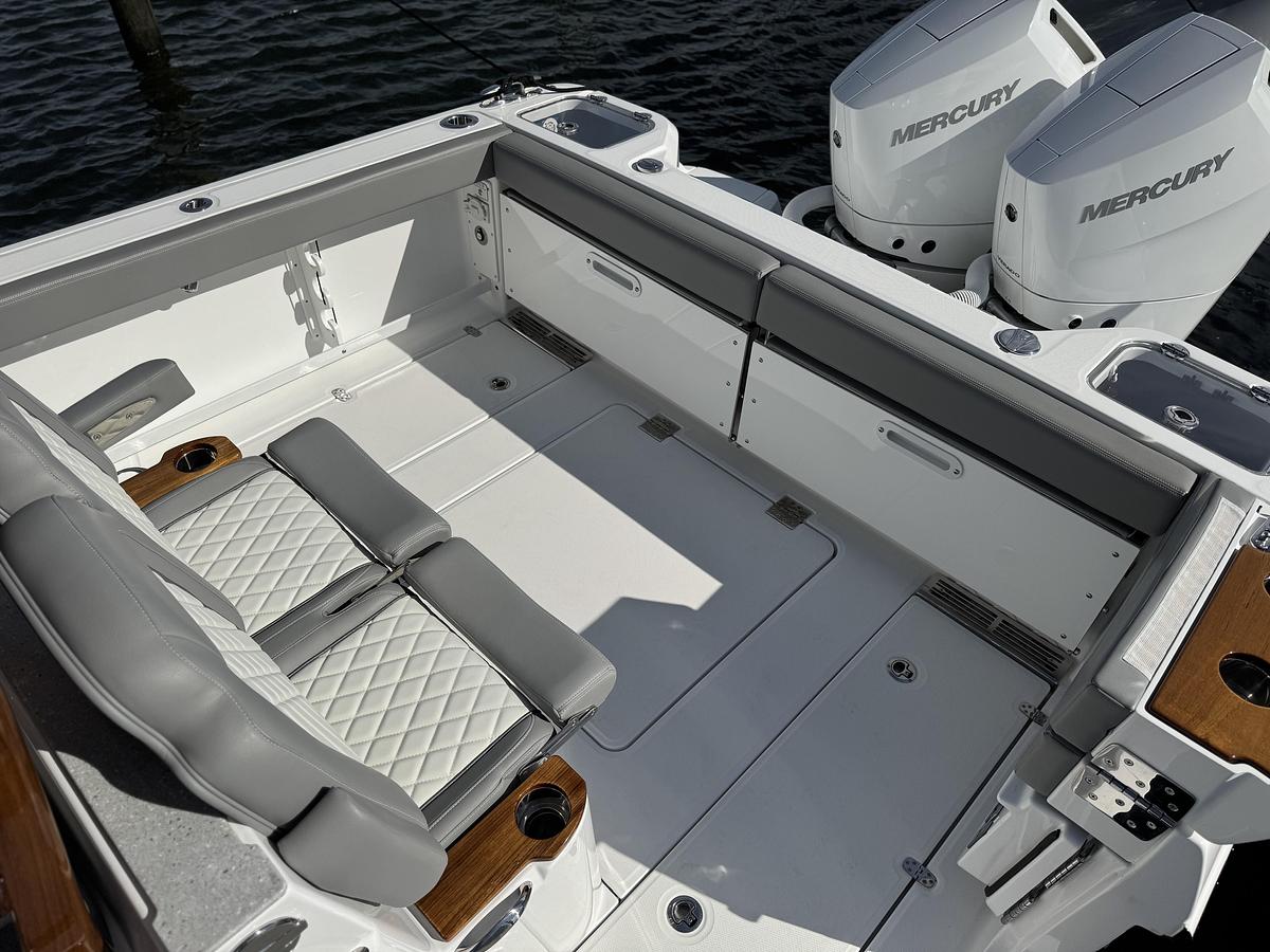 2025 Everglades 315 Center Console