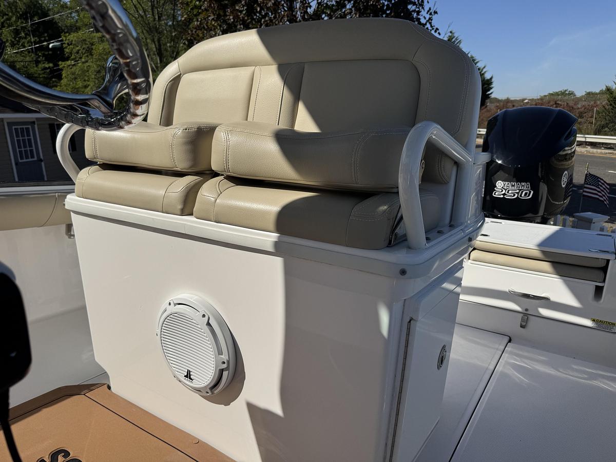 Used 2019 Everglades 273 Center Console