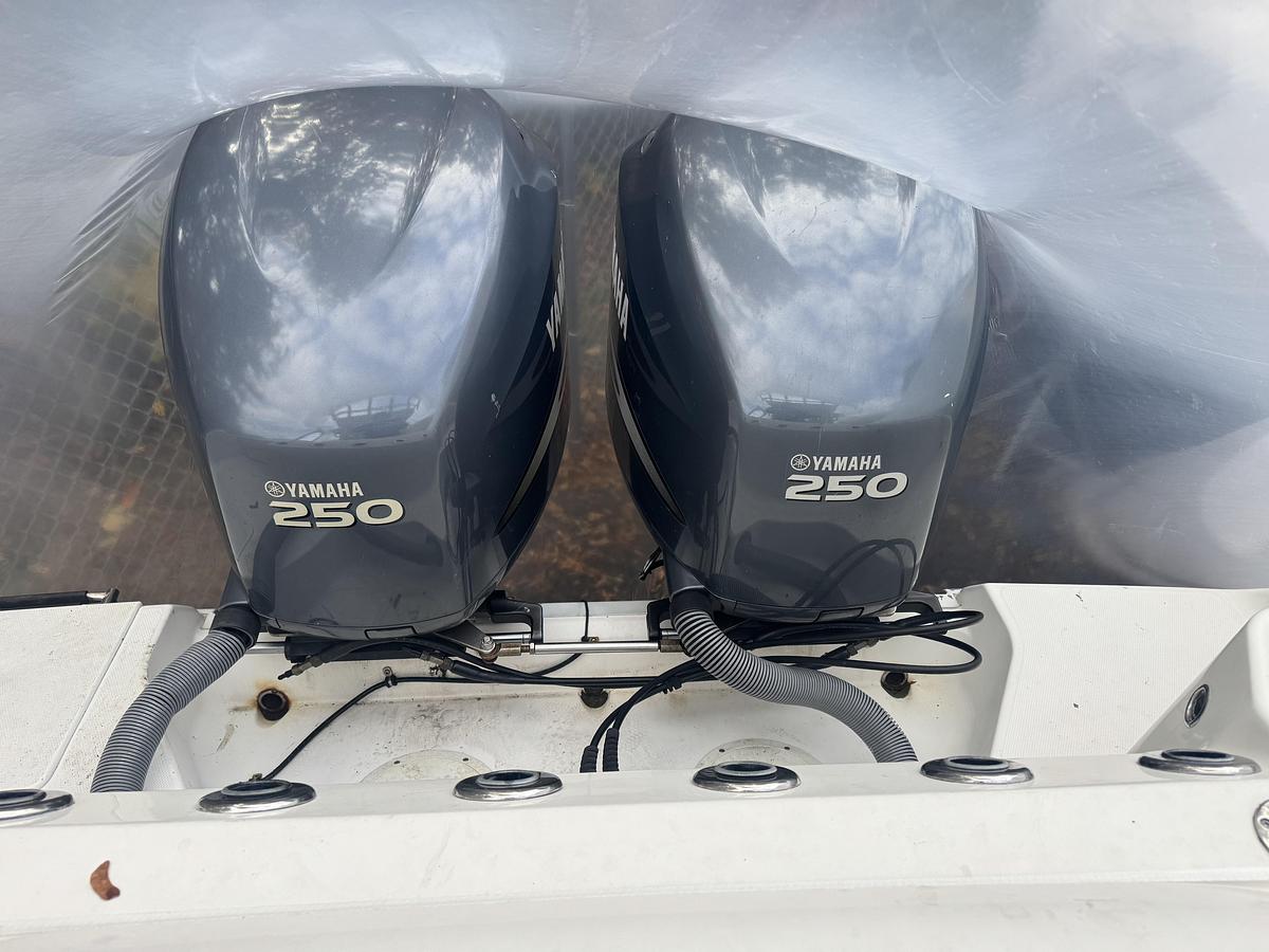 Used 2006 Everglades 290 Pilot