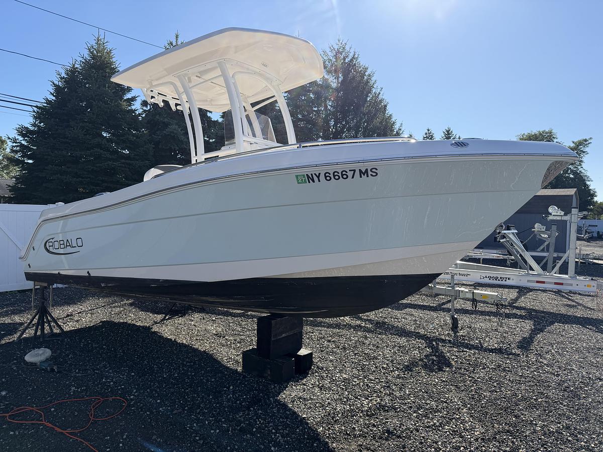 Used 2022 Robalo R222 Explorer