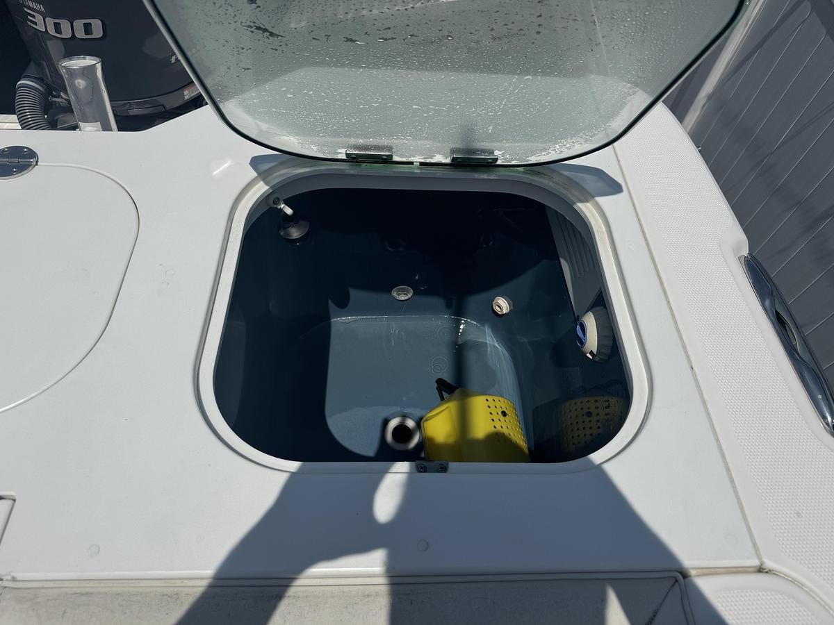 Used 2012 Everglades 325 Pilot