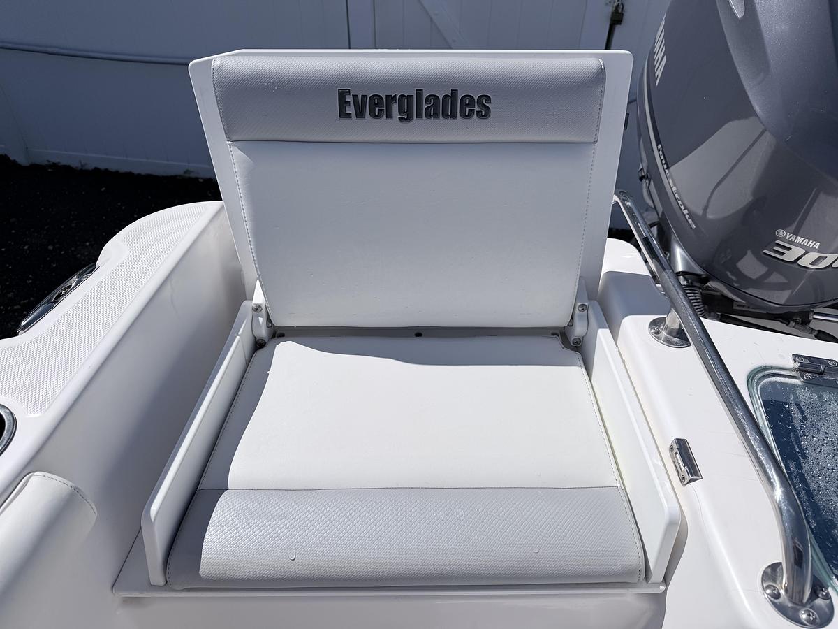 Used 2014 Everglades 230DC
