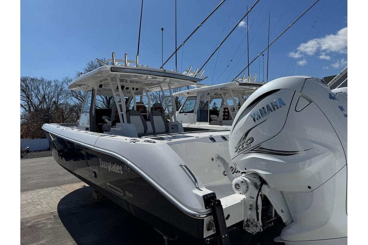 Used 2022 Everglades 395cc