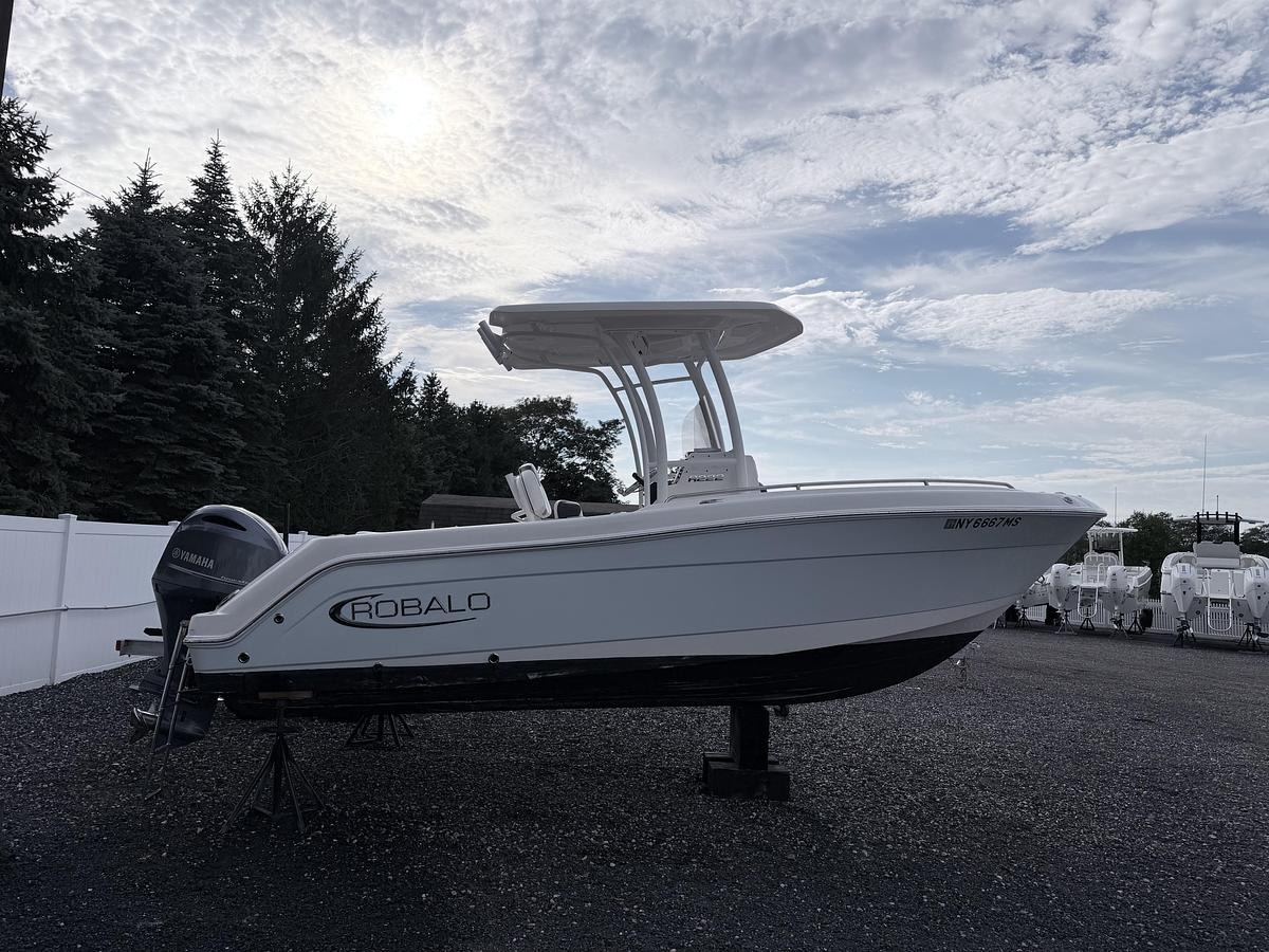 Used 2022 Robalo R222 Explorer
