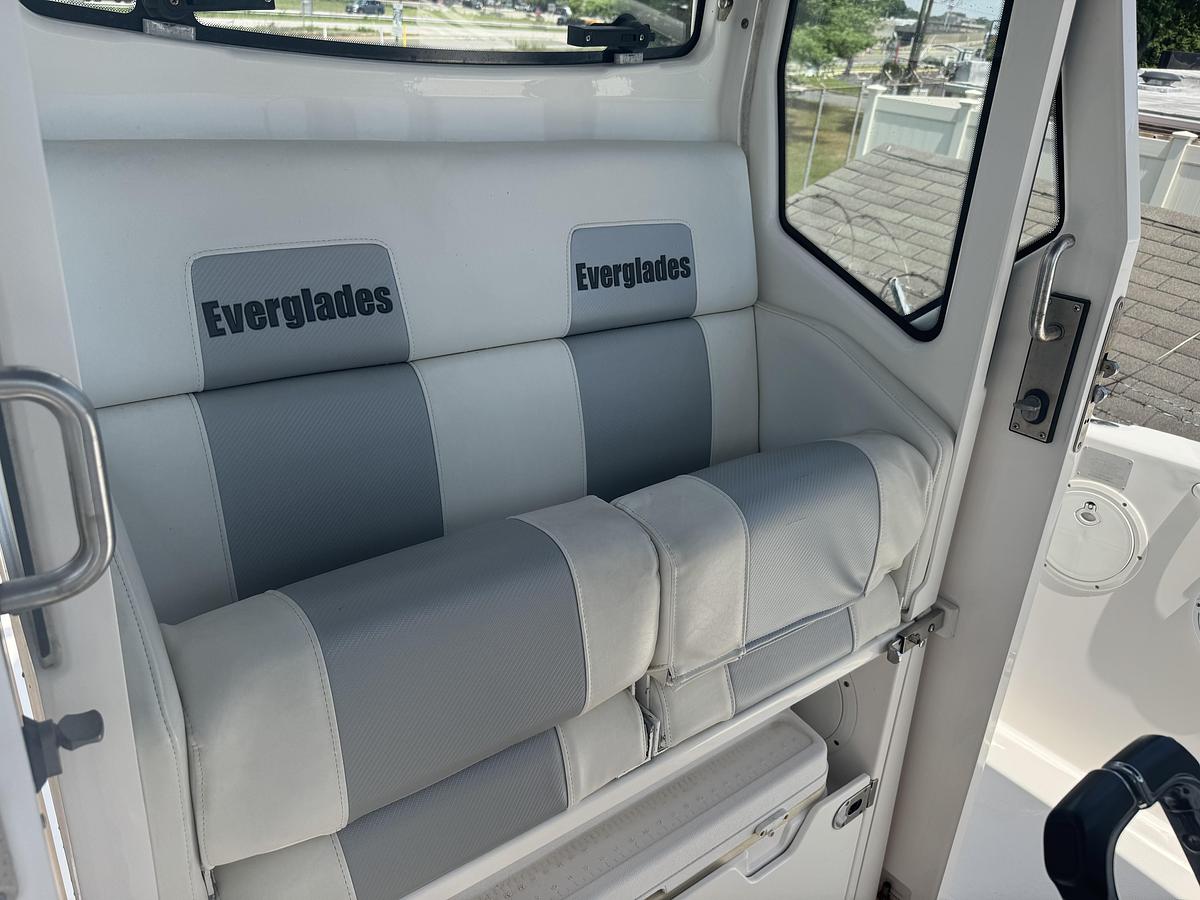 Used 2012 Everglades 325 Pilot