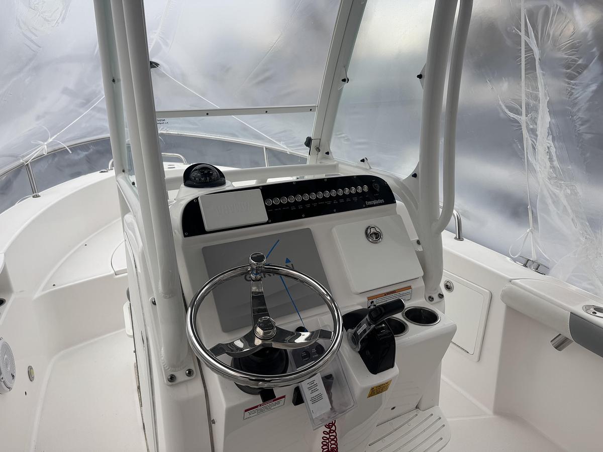 Used 2017 Everglades 230 Center Console