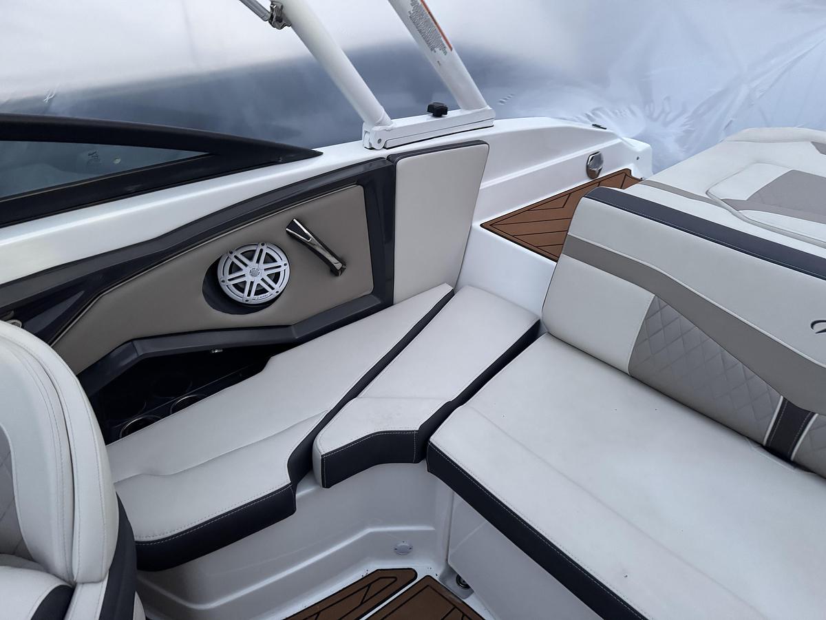 Used 2022 Monterey 235SS