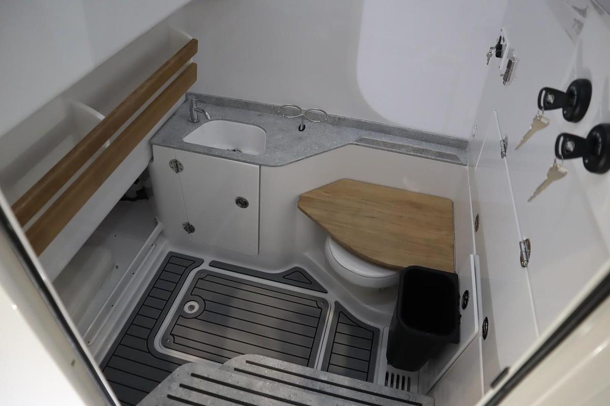 2025 Everglades 315 Center Console