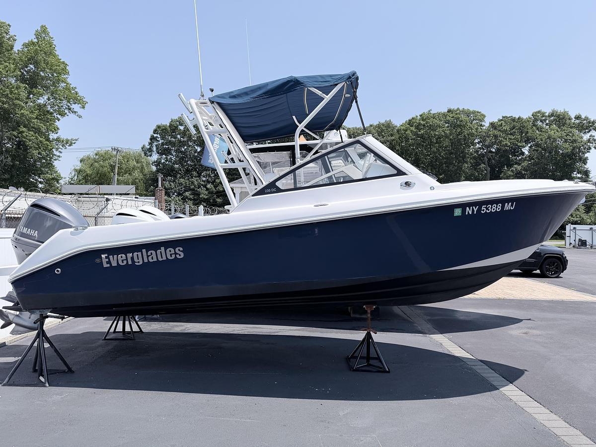 Used 2014 Everglades 230DC