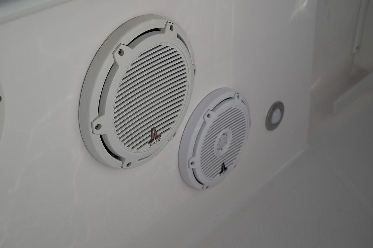 Used 2019 Everglades 295 Center Console