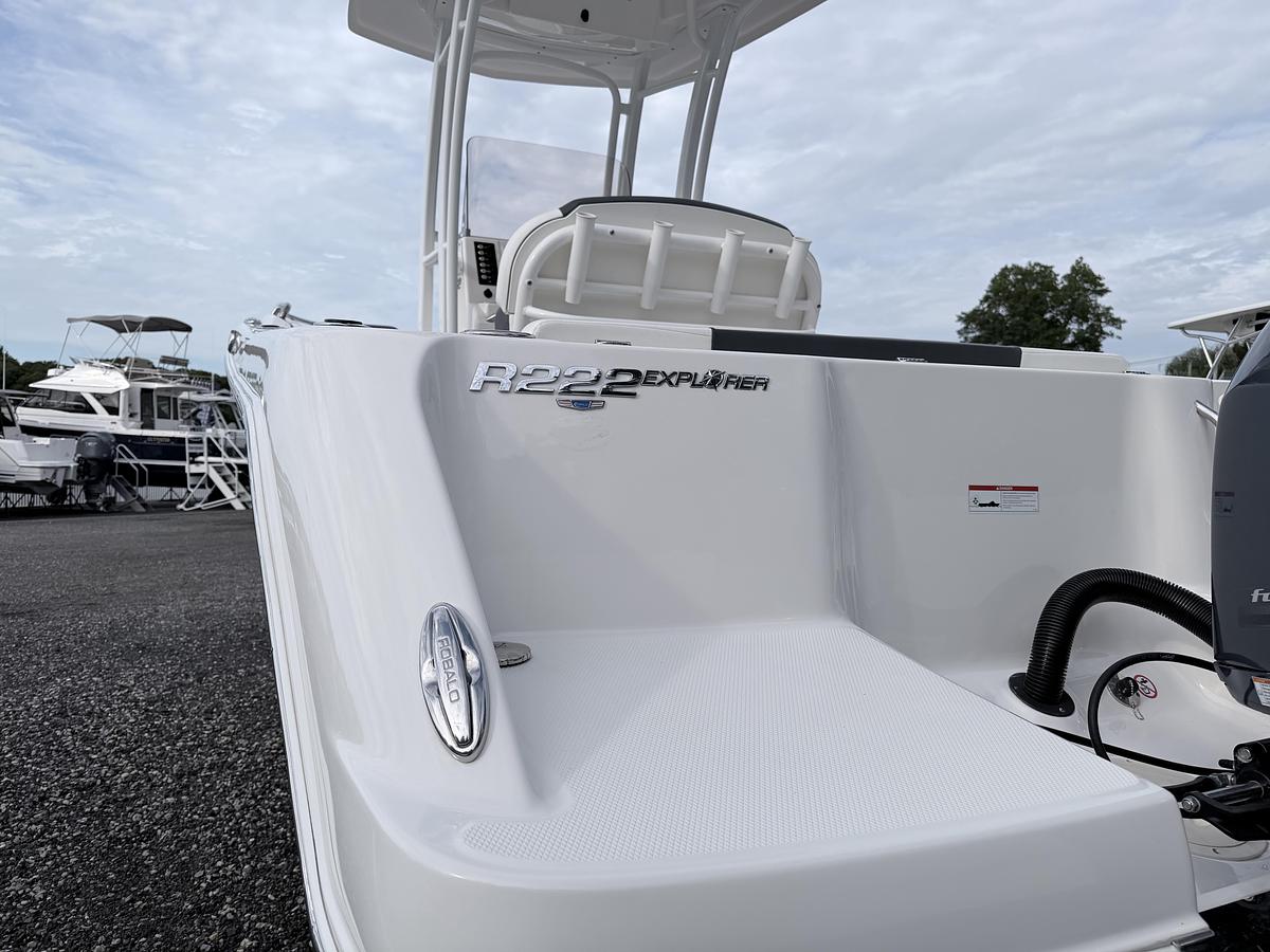 Used 2022 Robalo R222 Explorer