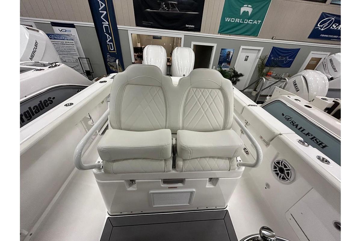 2024 Everglades 285 Center Console