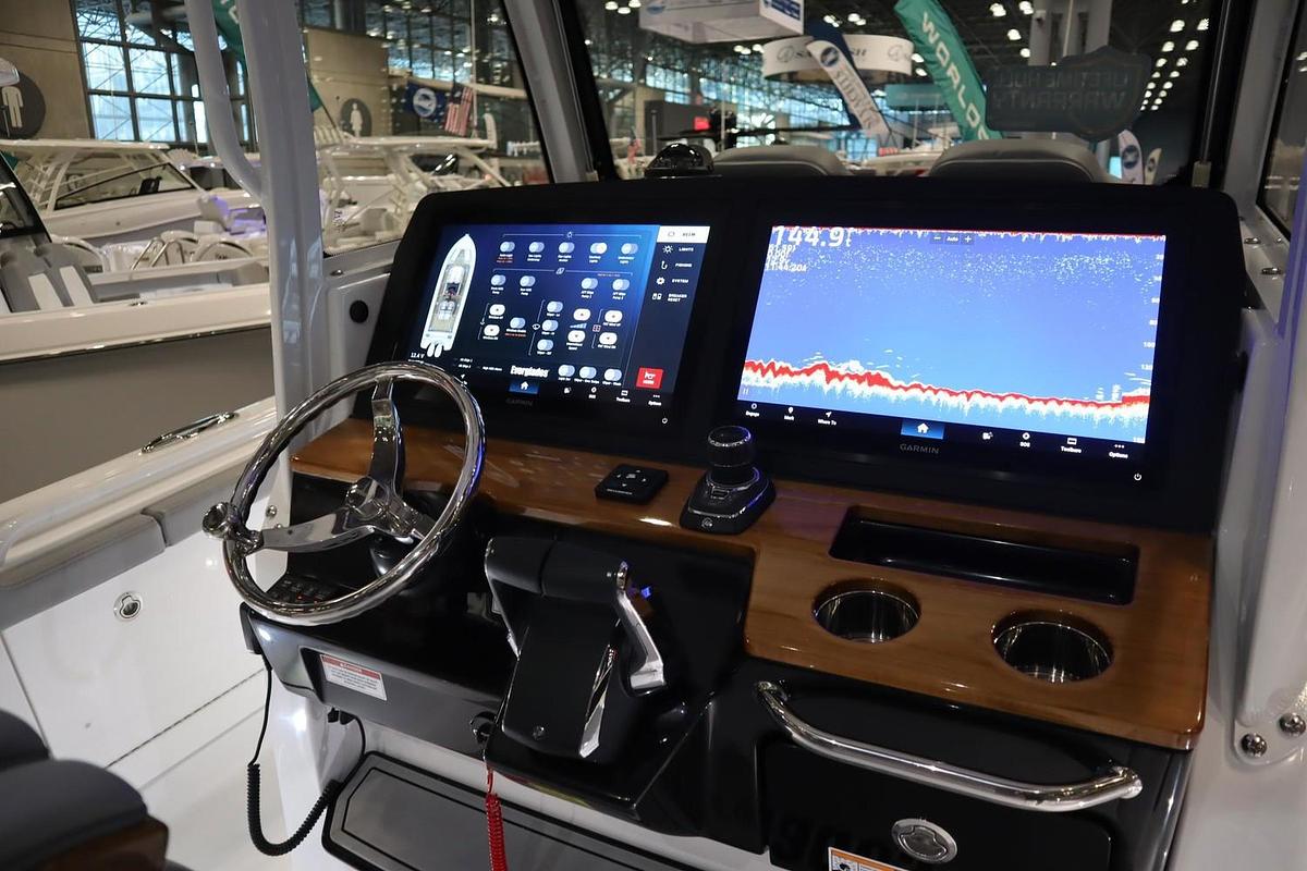 2025 Everglades 315 Center Console