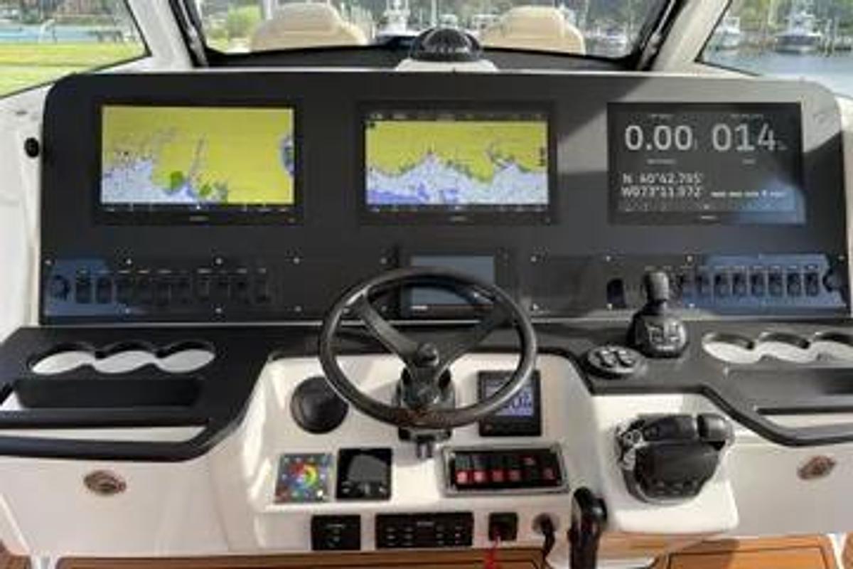 Used 2019 Everglades 435 Center Console