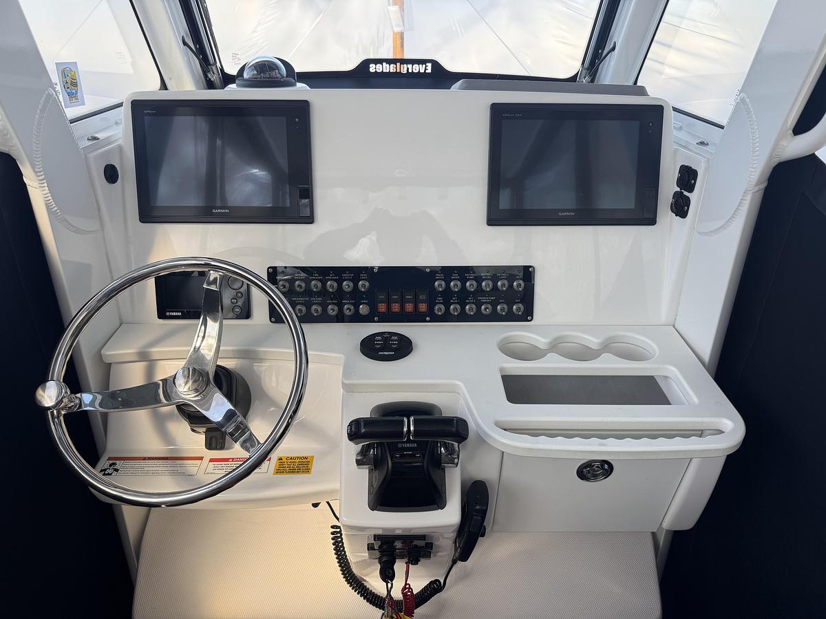 Used 2019 Everglades 295 Center Console