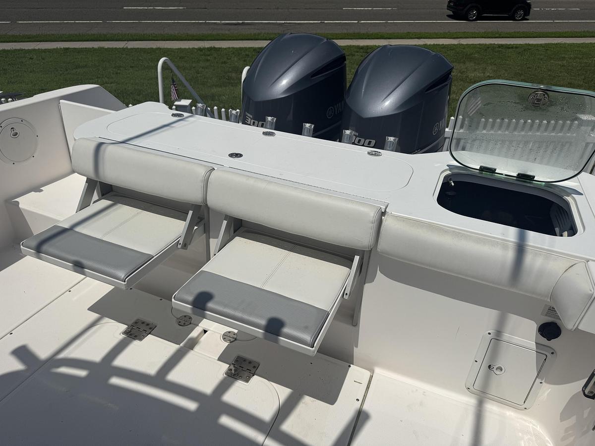 Used 2012 Everglades 325 Pilot