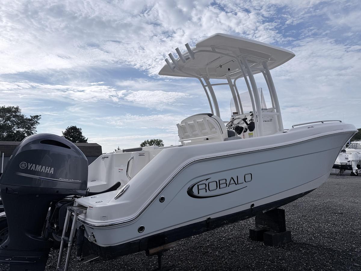 Used 2022 Robalo R222 Explorer