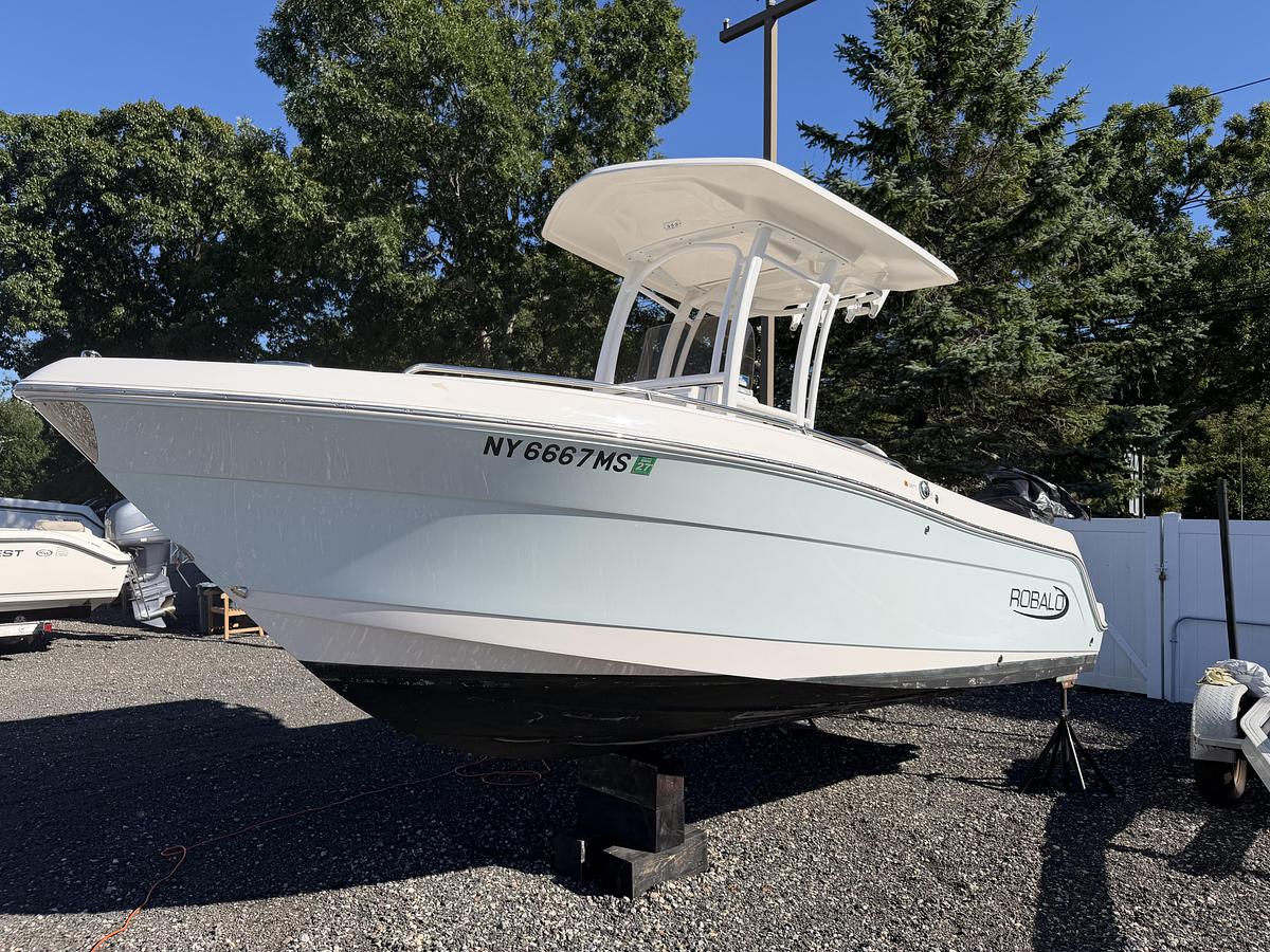 Used 2022 Robalo R222 Explorer