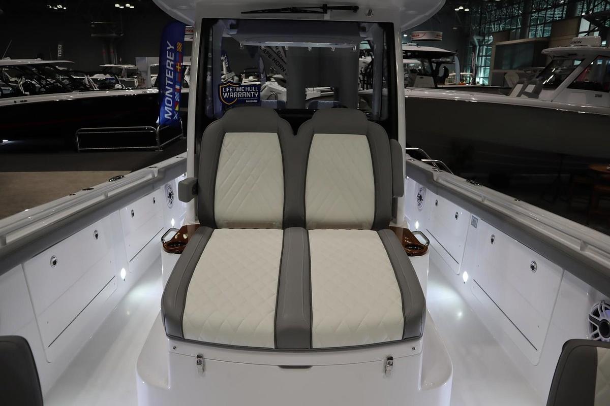 2025 Everglades 315 Center Console