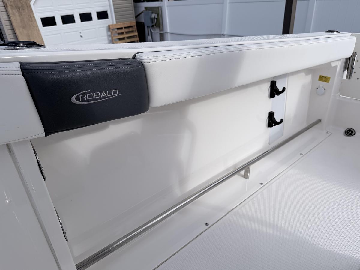Used 2022 Robalo R222 Explorer