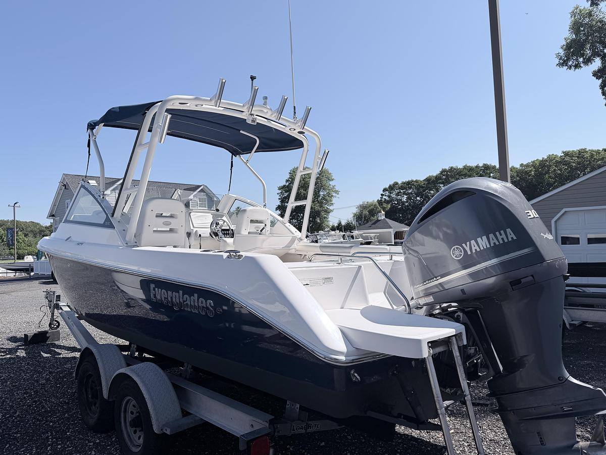Used 2014 Everglades 230DC