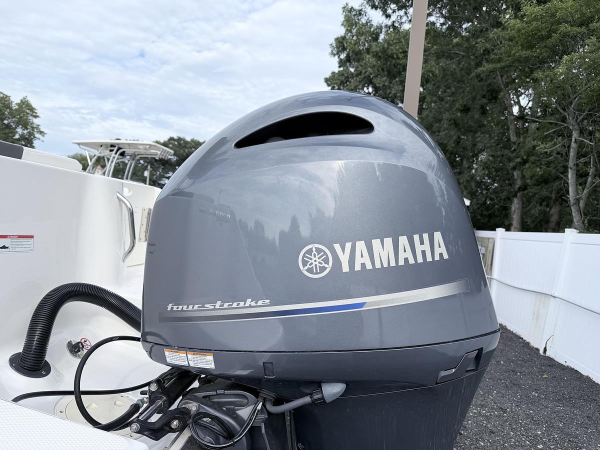 Used 2022 Robalo R222 Explorer