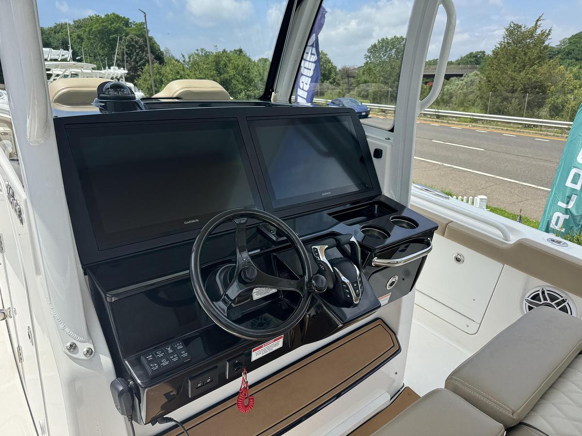 Used 2024 Everglades 315cc