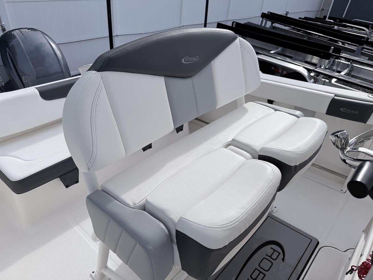 Used 2022 Robalo R222 Explorer