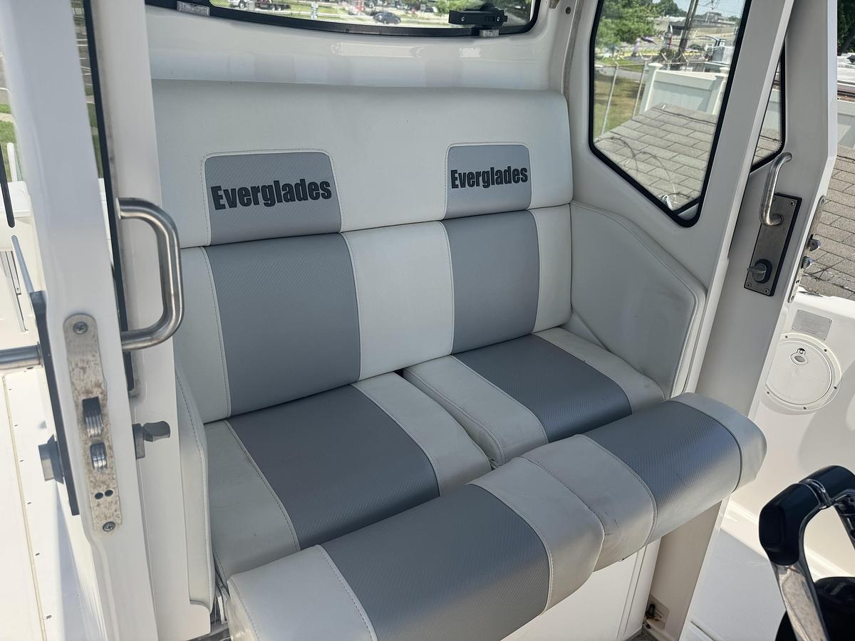 Used 2012 Everglades 325 Pilot