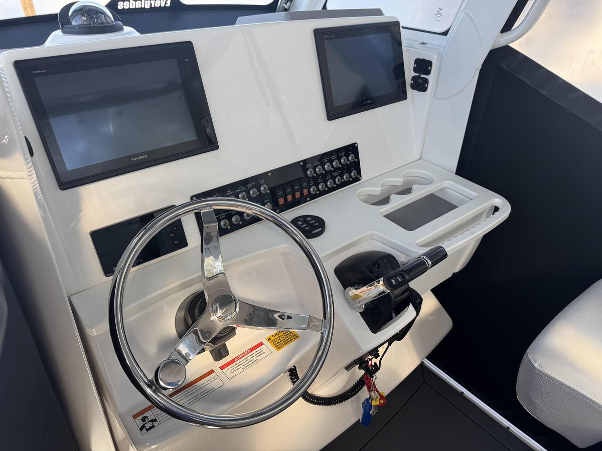 Used 2019 Everglades 295 Center Console