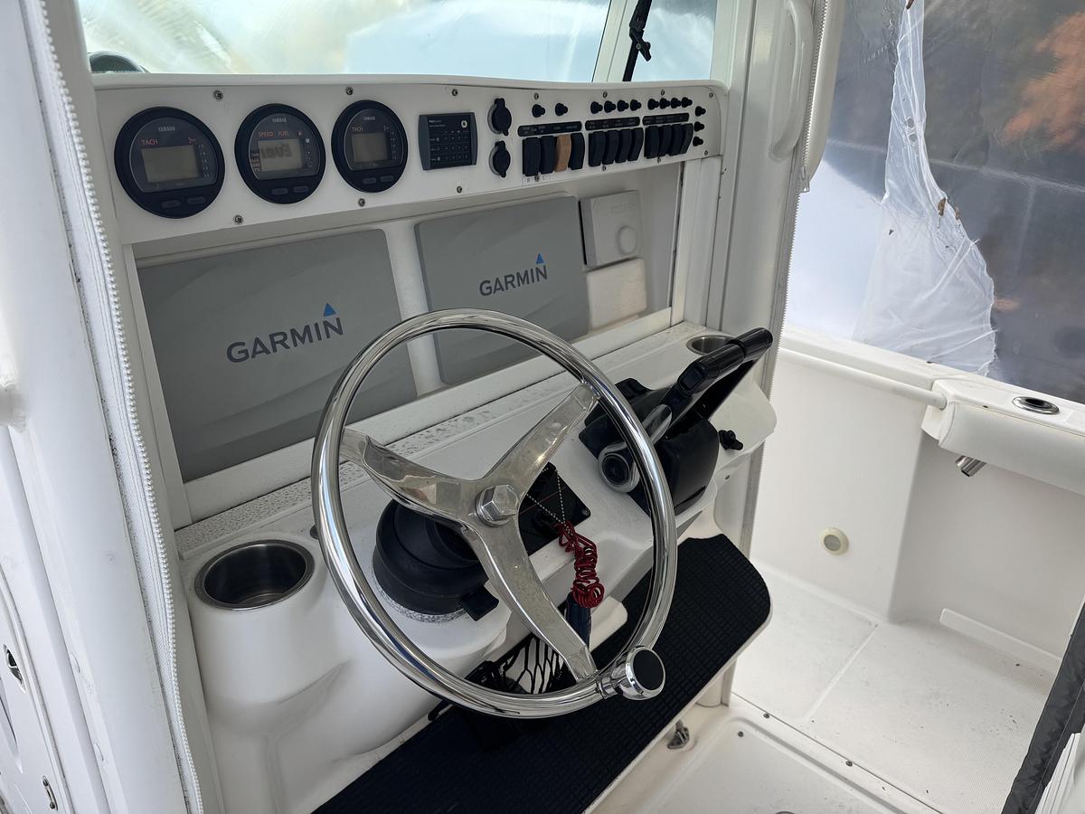 Used 2006 Everglades 290 Pilot