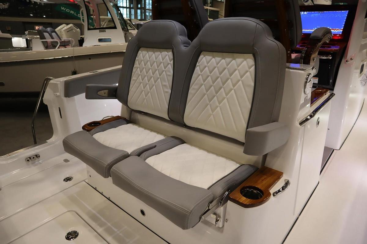2025 Everglades 315 Center Console