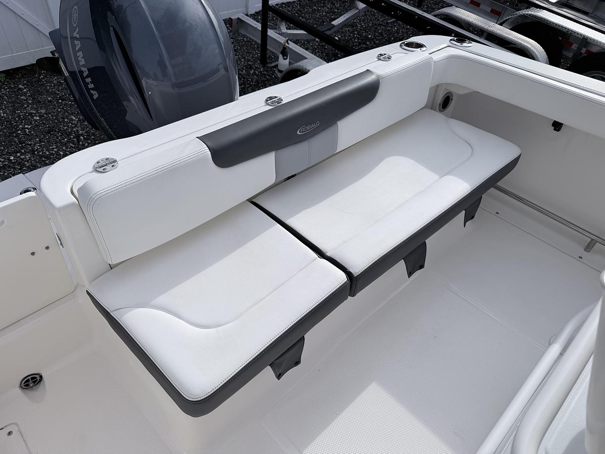 Used 2022 Robalo R222 Explorer