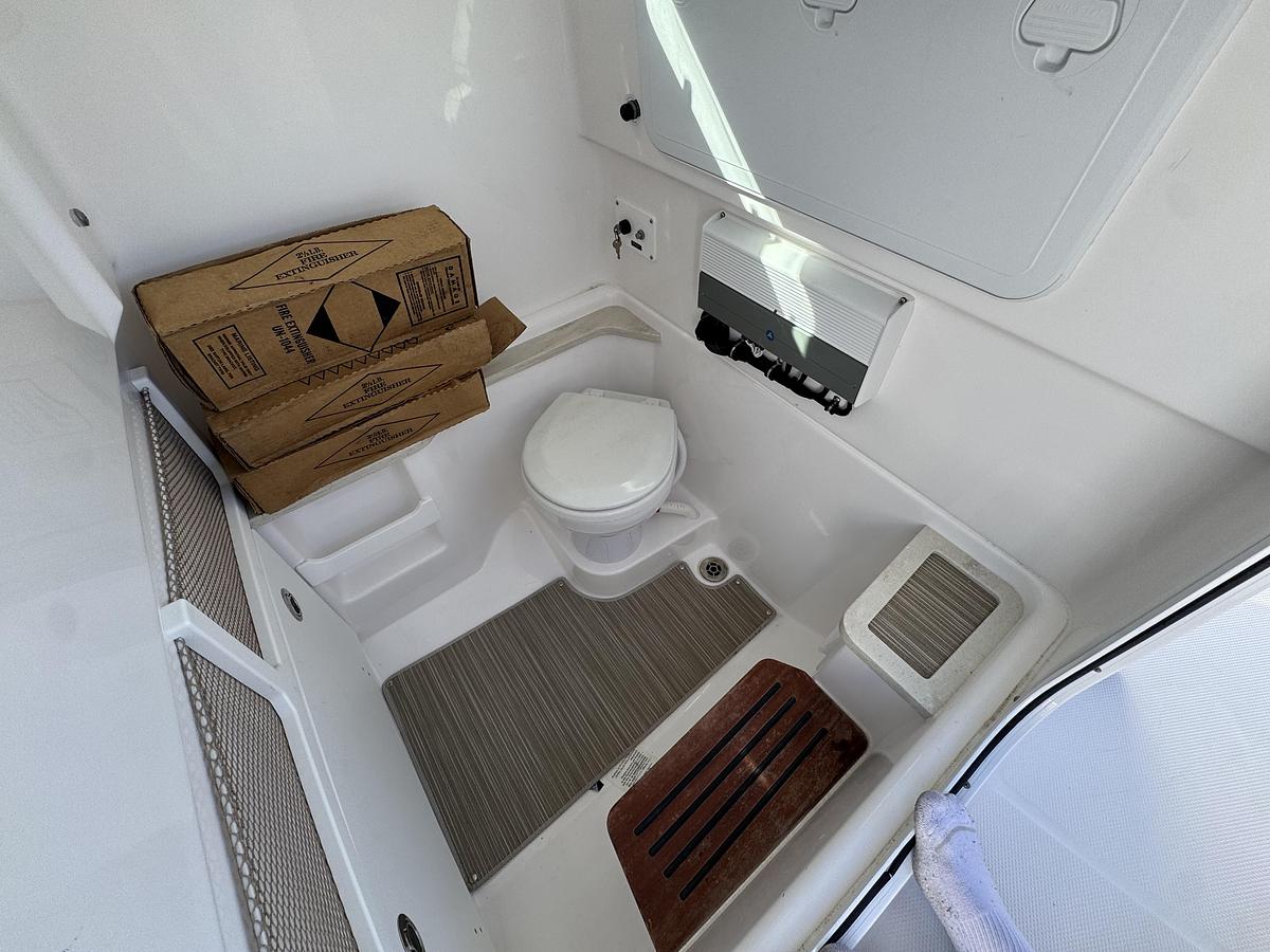 Used 2019 Everglades 273 Center Console