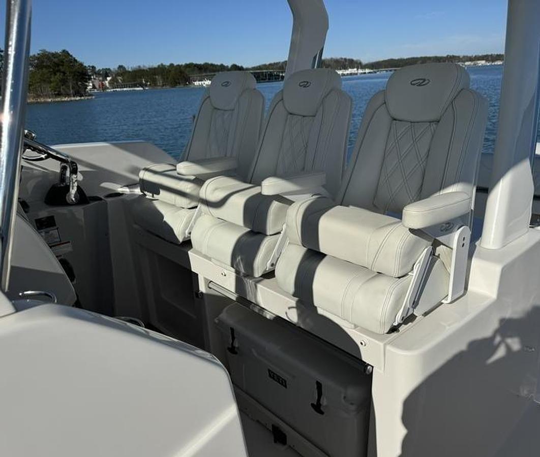 Used 2020 Regal 330SAV