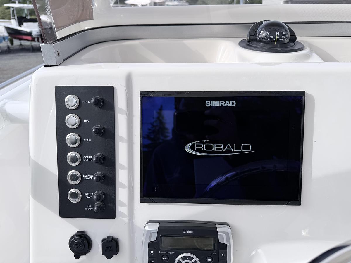 Used 2022 Robalo R222 Explorer