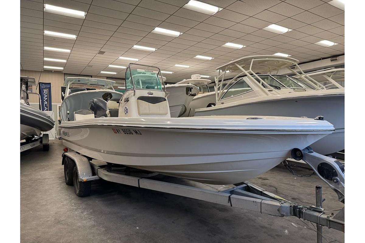 Used 2014 Robalo 206 Cayman