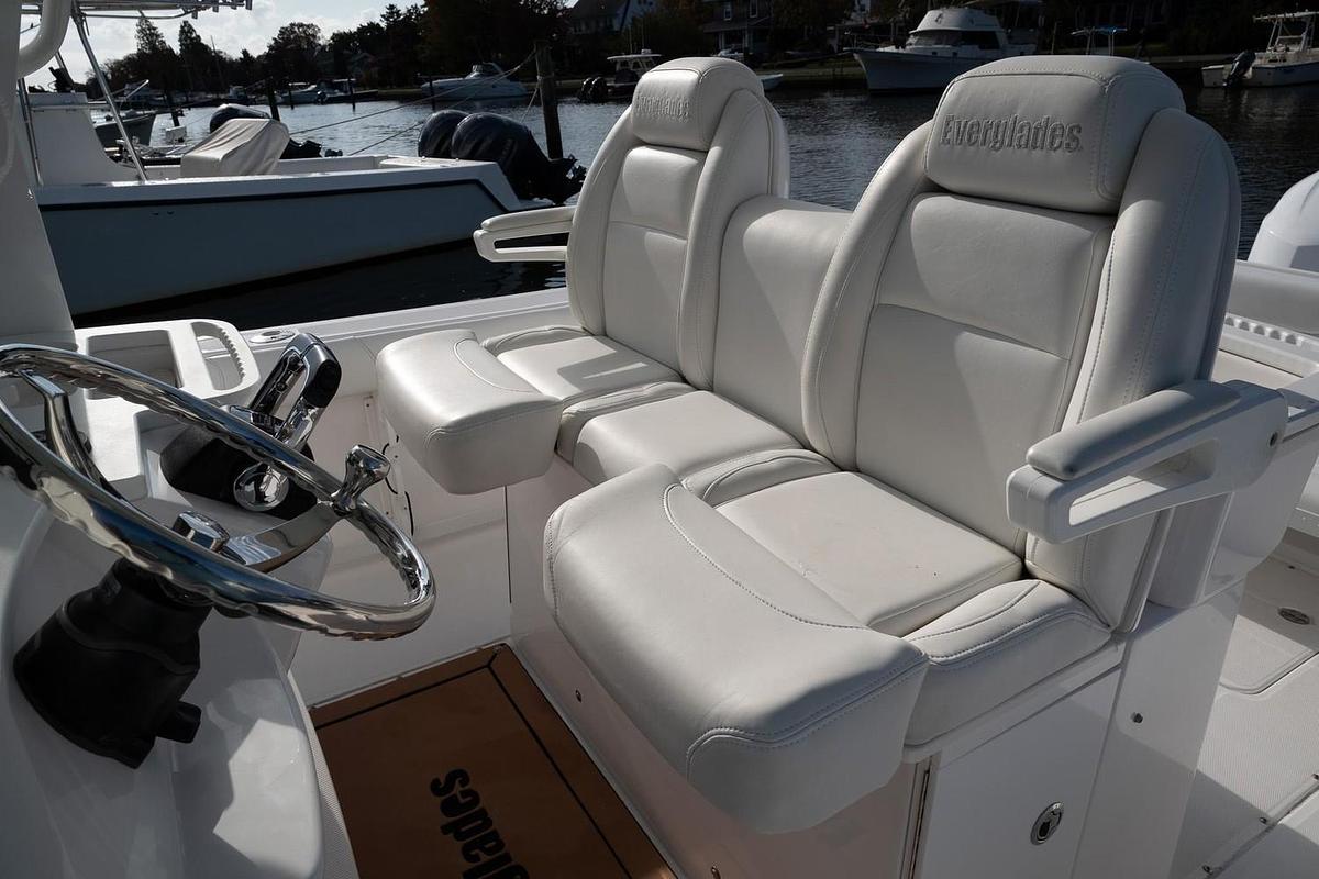 Used 2019 Everglades 295 Center Console