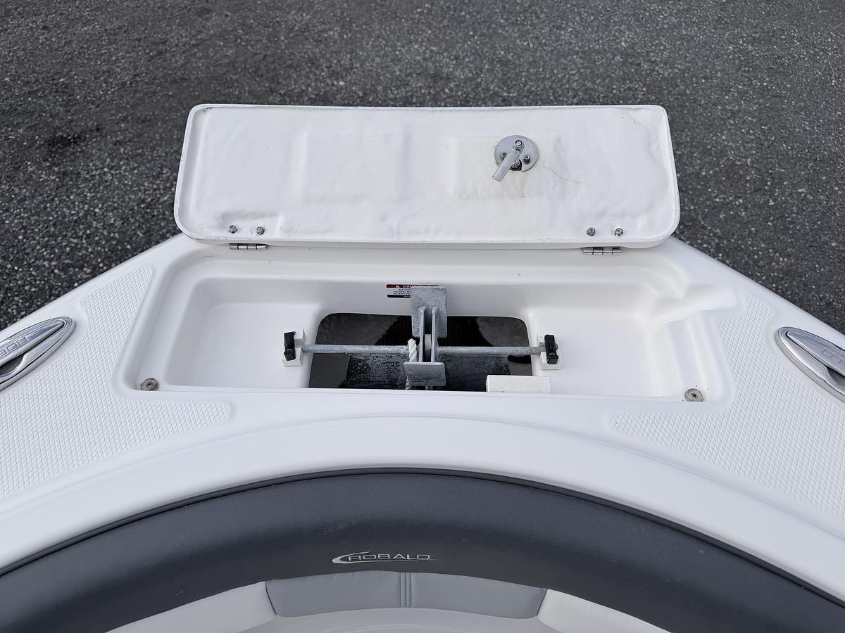 Used 2022 Robalo R222 Explorer