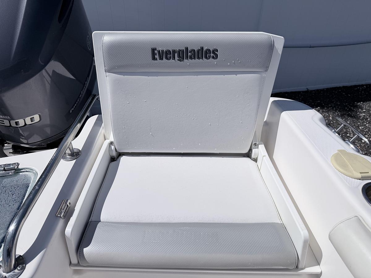 Used 2014 Everglades 230DC