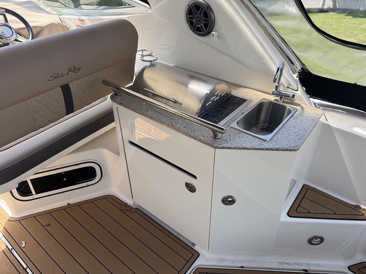 Used 2016 Sea Ray Sundancer 310